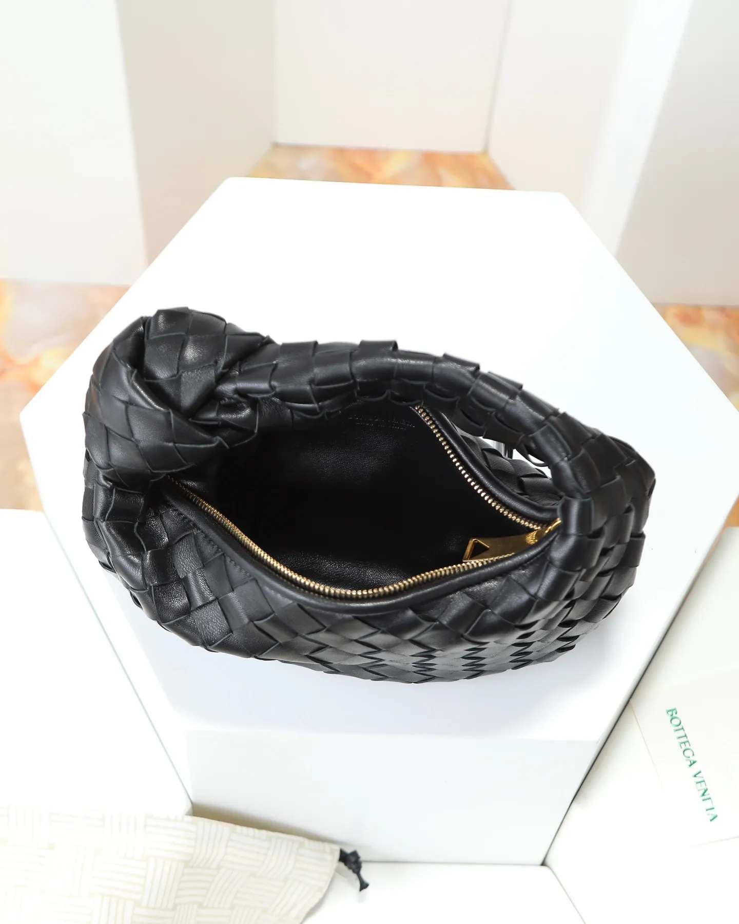 800. Bottega veneta͙.——-The latest braided and knotted hobo🔥 The top-grade lambskin leather is very soft, the bag shape is unique, practical and durable. It retains the traditional weaving elements while being a bit more flamboyant ~ Made of hand-woven sheepskin, zipper opening and closing, curved seamless structure, effortless to match. Highly recommended⚠️⚠️⚠️ The most high-end in the market🌈Welcome to compare [Factory complete package] size: 23x15x5cm.   Model: 651876